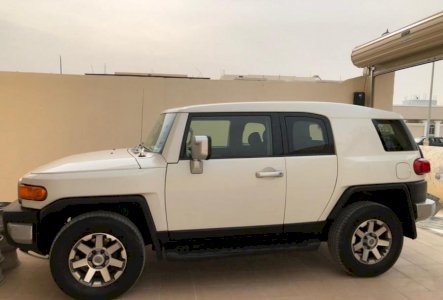 للبيع سيارة تويوتا اف جي موديل 2013 