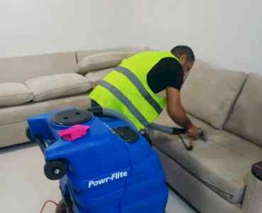 طرق مُجرّبة لتنظيف الكنب حسب نوع البقع